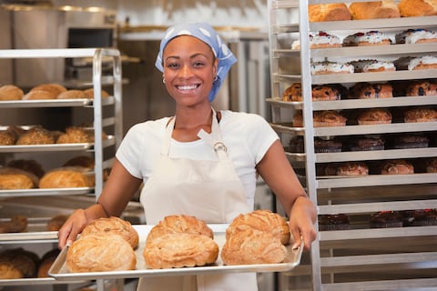 Las diferencias salariales entre panaderos y pasteleros en Colombia en 2024 son notables, con profesionales en ciudades como Medellín y Barranquilla ganando menos que aquellos en Bogotá y Caldas.