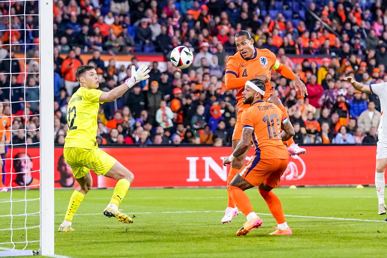 Van Dijk en partido Paises Bajos vs Islandia, previo a la Eurocopa 2024