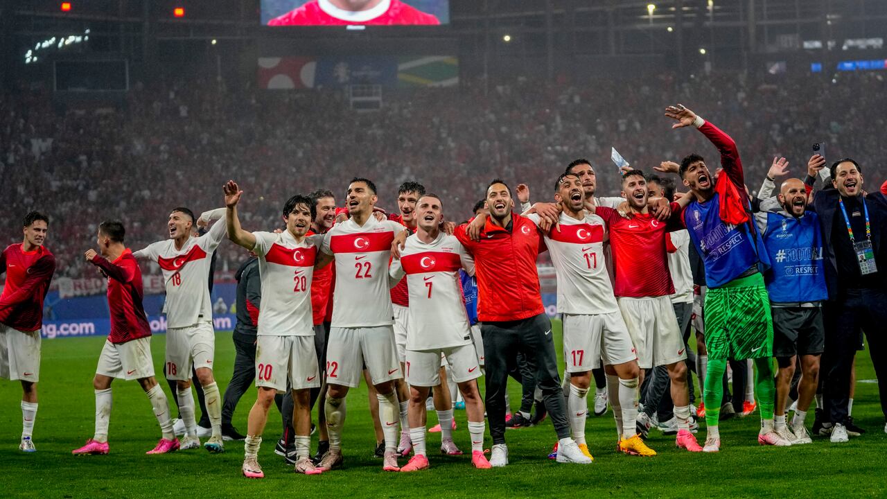 Los jugadores de Turquía celebran después de un partido de octavos de final contra Austria en el torneo de fútbol Euro 2024 en Leipzig, Alemania, el martes 2 de julio de 2024. (Foto AP/Darko Vojinovic)