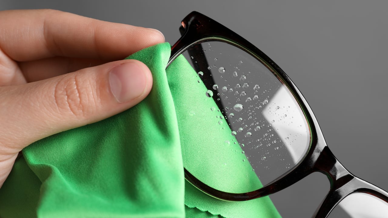 La creciente conciencia sobre la importancia de mantener limpios los vidrios de las gafas impulsa a buscar alternativas naturales y no tóxicas, como una mezcla casera.
