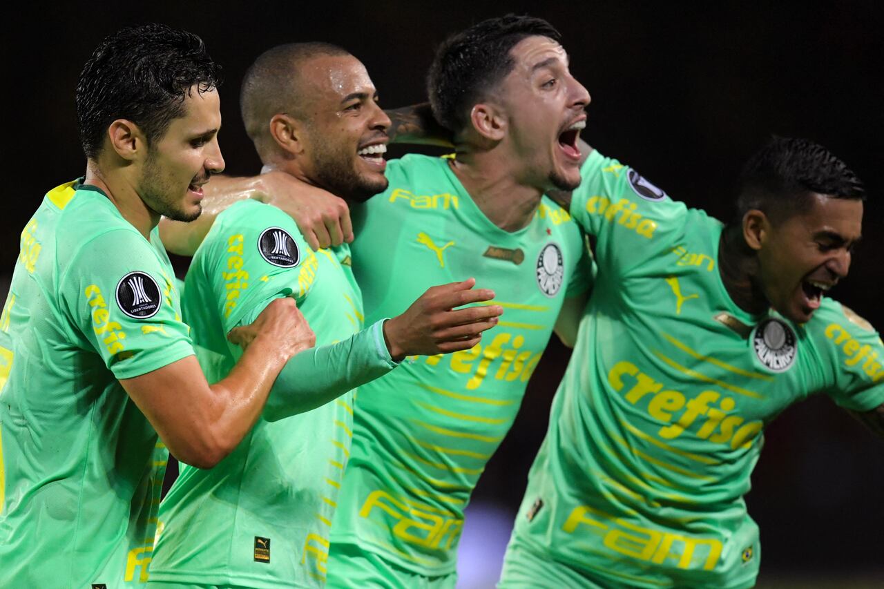 Los jugadores del Palmeiras festejan uno de los goles anotados al Pereira, por el defensa Make,  en los mcuartos de final de la Copa Libertadores 2023.