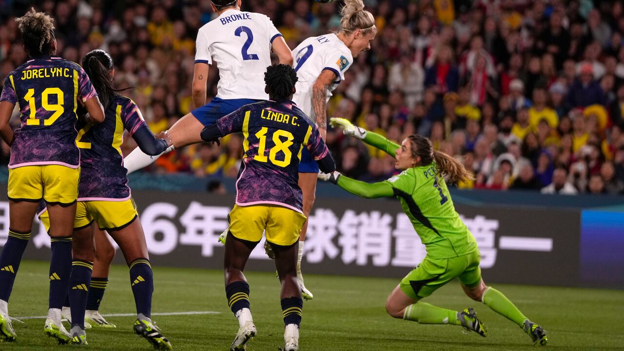 Rachel Daly de Inglaterra salta por el balón junto a la portera de Colombia Catalina Pérez durante el partido de cuartos de final de la Copa Mundial Femenina de fútbol entre Inglaterra y Colombia en el Estadio Australia en Sydney, Australia, el sábado 12 de agosto de 2023. (Foto AP/Mark Baker)