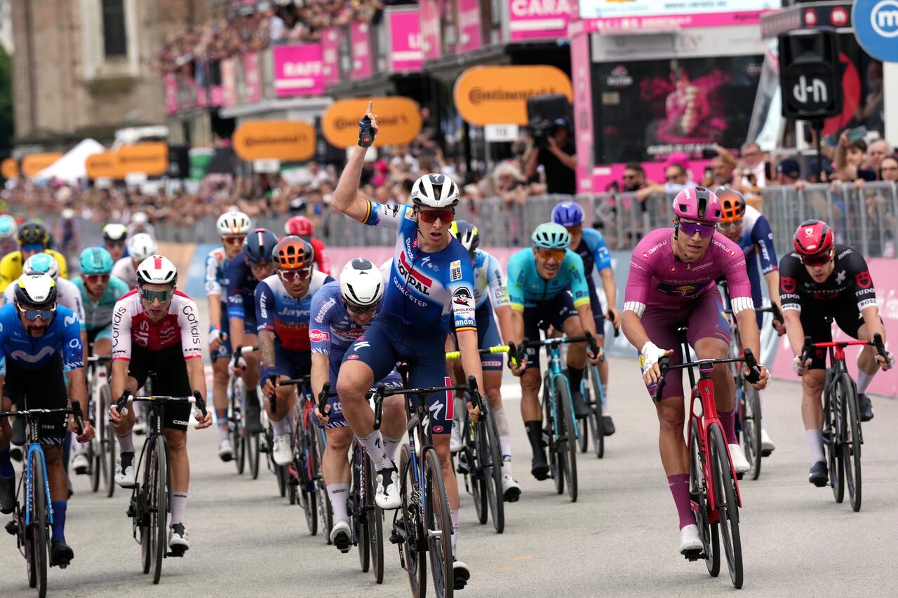 El belga Tim Merlier, centro, celebra ganar la 18va etapa de la carrera ciclista Giro de Italia desde Fiera di Primiero hasta Padua, Italia, el jueves 23 de mayo de 2024. (Gian Mattia D'Alberto/LaPresse vía AP)