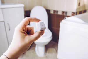 Deje atrás los limpiadores comerciales y opte por una solución natural con estas simples pastillas de bicarbonato para desinfectar su inodoro.