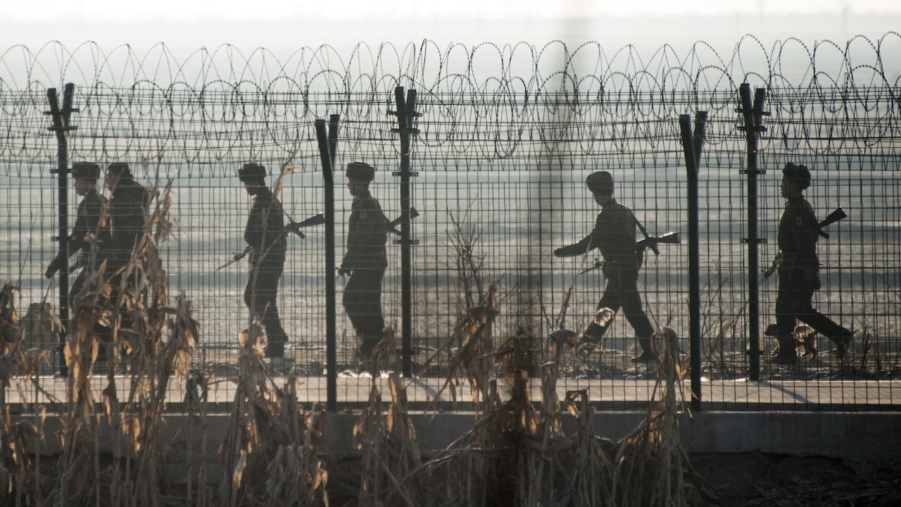 Soldados norcoreanos patrullan junto a la valla fronteriza cerca de la ciudad de Sinuiju, frente a la ciudad fronteriza china de Dandong. (Imagen de referencia)
