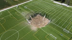 Un sumidero que se formó en un campo de fútbol de césped en Gordon Moore Park en Alton, Illinois, EE. UU., el 27 de junio de 2024.