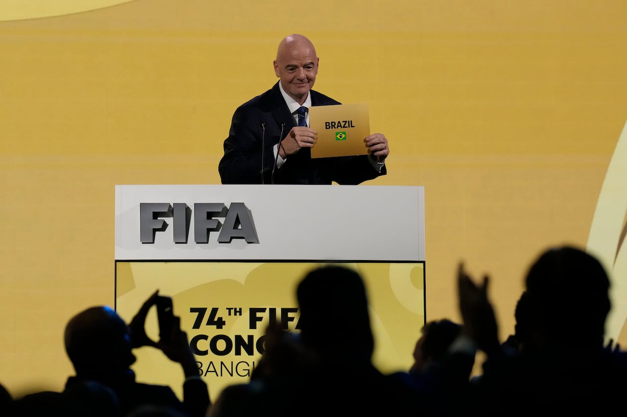 El presidente de la FIFA, Gianni Infantino, anuncia que Brasil ha sido elegido como anfitrión de la Copa Mundial Femenina de fútbol de 2027 en el Congreso de la FIFA en Bangkok, Tailandia, el viernes 17 de mayo de 2024. (Foto AP/Sakchai Lalit)