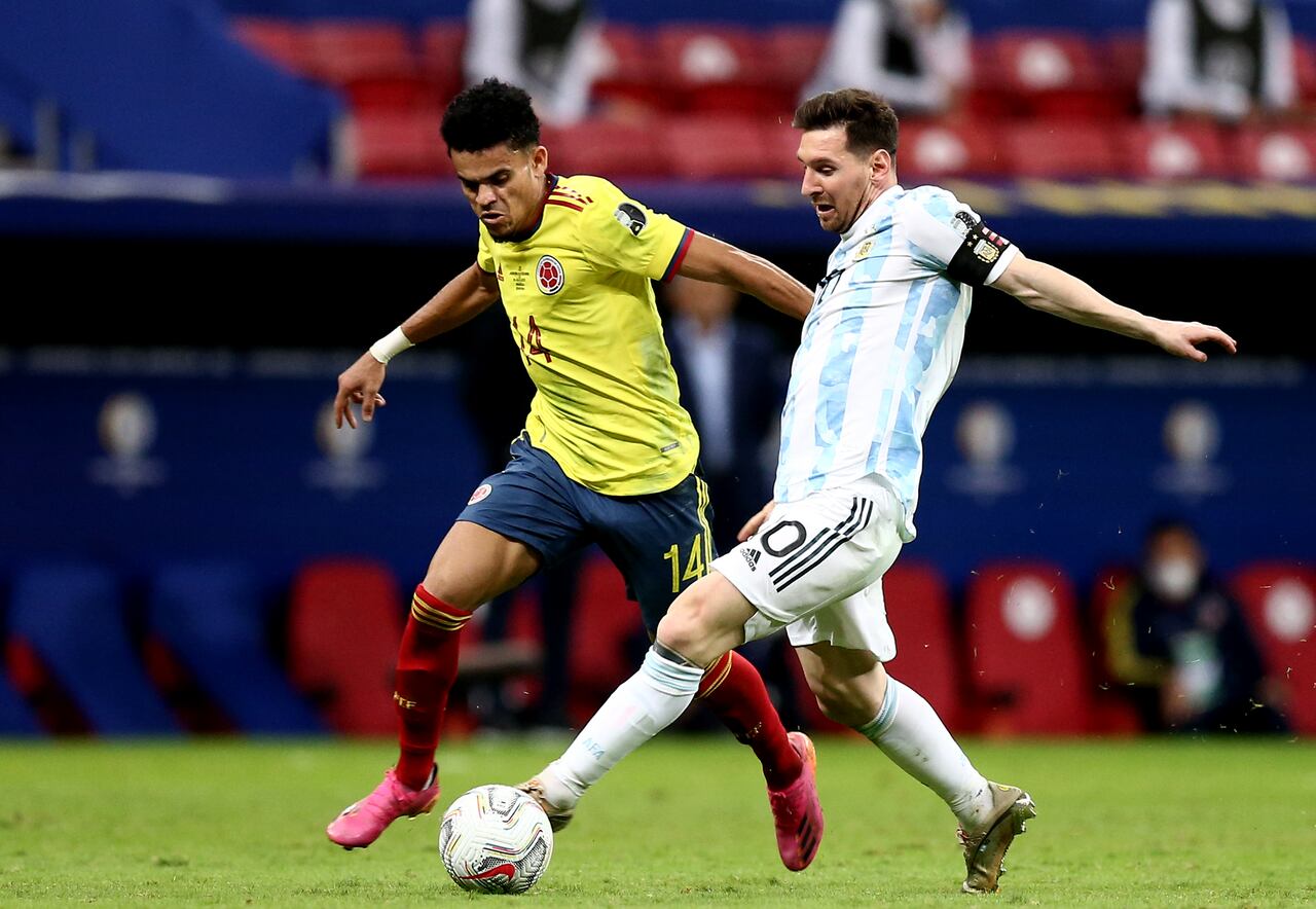 BRASILIA, BRAZIL - JULY 06: Lionel Messi of Argentina competes for the ball with Luis Diaz of Colombia during the Conmebol Copa America Brazil 2021 semi-final between Argentina and Colombia at Mane Garrincha Stadium on July 6, 2021 in Brasilia, Brazil. (Photo by MB Media/Getty Images)