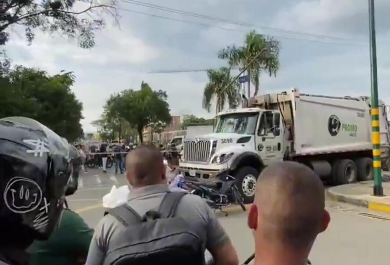 La mujer chocó contra la parte delantera de un camión de basura.