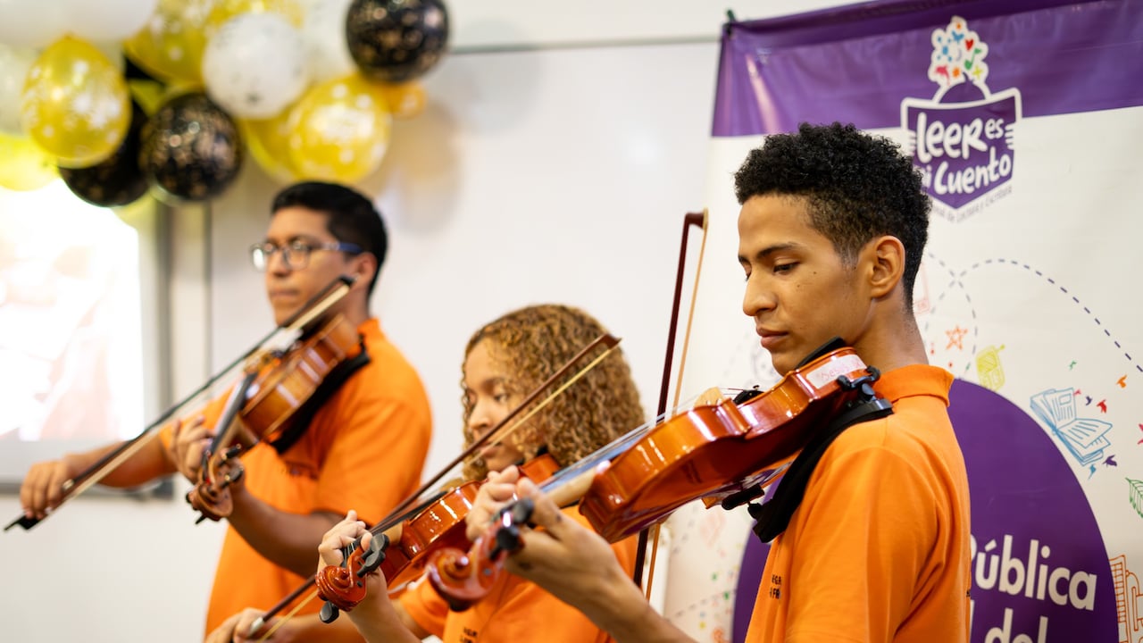 En el Semillero Orquesta Binacional Sin Fronteras le enseñan a los niños, niñas y jóvenes a tocar instrumentos como el violín.
