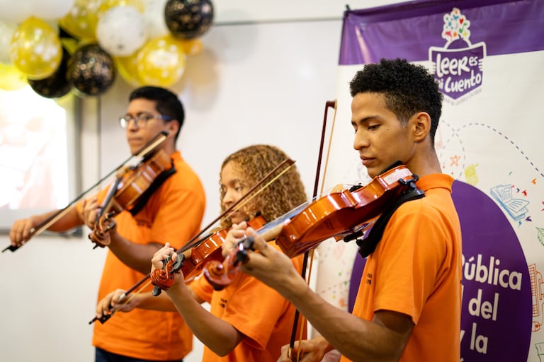 En el Semillero Orquesta Binacional Sin Fronteras le enseñan a los niños, niñas y jóvenes a tocar instrumentos como el violín.