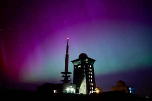 En la imagen, auroras boreales en el cielo de Brocken, en Schierke, en el norte de Alemania, el 11 de mayo de 2024. (Matthias Bein/dpa vía AP)