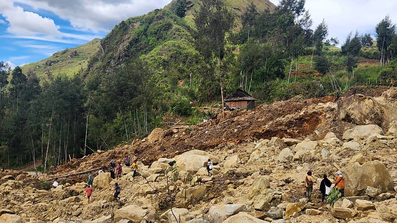 Los lugareños excavan en el lugar de un deslizamiento de tierra en la aldea de Mulitaka en la región de Maip Mulitaka, en la provincia de Enga, Papúa Nueva Guinea.