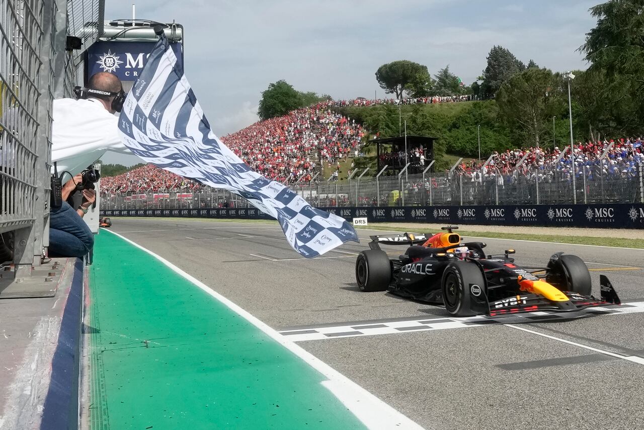 El piloto neerlandés de Red Bull Max Verstappen cruza la línea de meta para ganar el Gran Premio de Fórmula 1 de la Emilia Romagna de Italia en el circuito Dino y Enzo Ferrari en Imola, Italia, el domingo 19 de mayo de 2024. (Foto AP/Luca Bruno, Piscina)