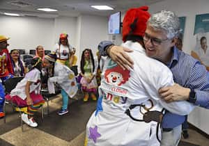 Cali: Graduación  de Clowns médicos y entrega de sus nuevas "narices" en Imbanaco. foto José L Guzmán. El País