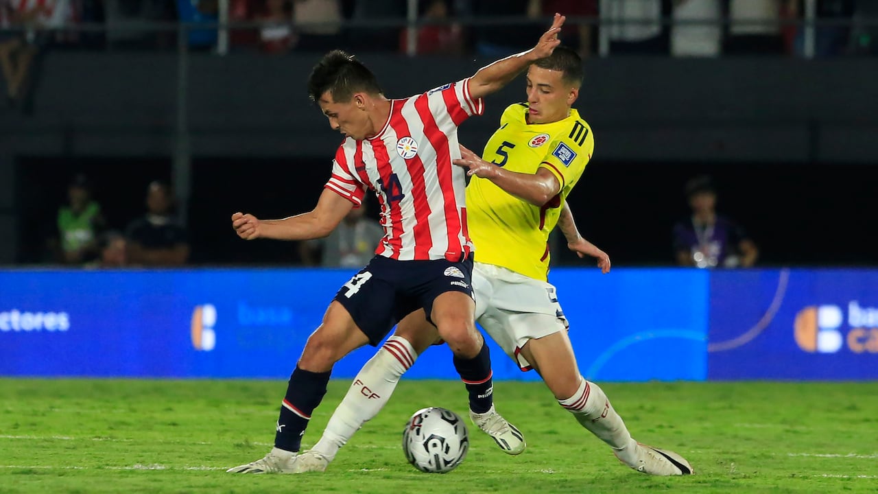 ASUNCION, PARAGUAY - NOVEMBER 21: Kevin Castaño of Colombia and Andres Cubas of Paraguay battle for the ball during a FIFA World Cup 2026 Qualifier match between Paraguay and Colombia at Estadio Defensores del Chaco on November 21, 2023 in Asuncion, Paraguay. (Photo by Christian Alvarenga/Getty Images)