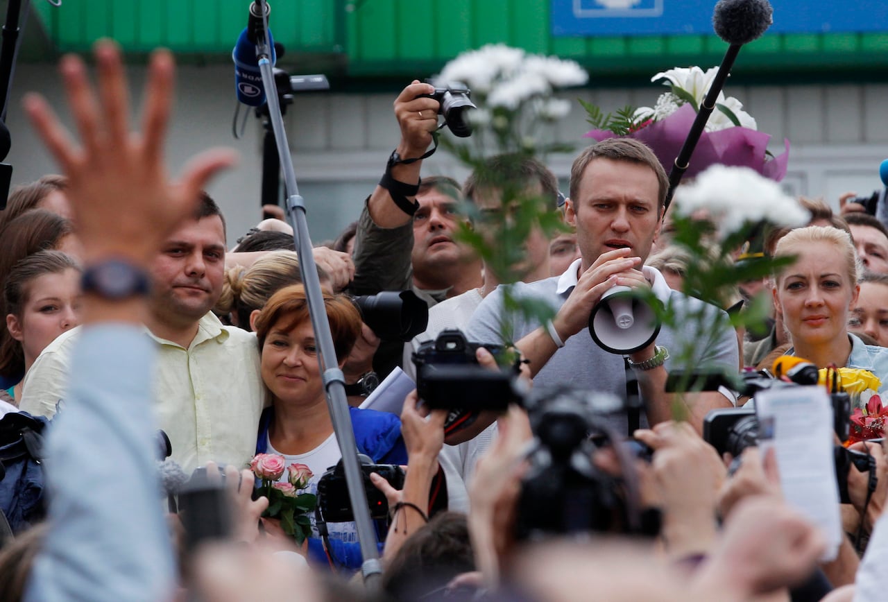 El líder de la oposición rusa Alexei Navalny, segundo a la derecha, se dirige a sus seguidores y periodistas después de llegar de Kirov a una estación de tren en Moscú, Rusia, el 20 de julio de 2013. Alexei Navalny, el enemigo más feroz del presidente ruso Vladimir Putin, quien hizo una cruzada contra la corrupción oficial y Protagonizó protestas masivas contra el Kremlin y murió en prisión el viernes 16 de febrero de 2024