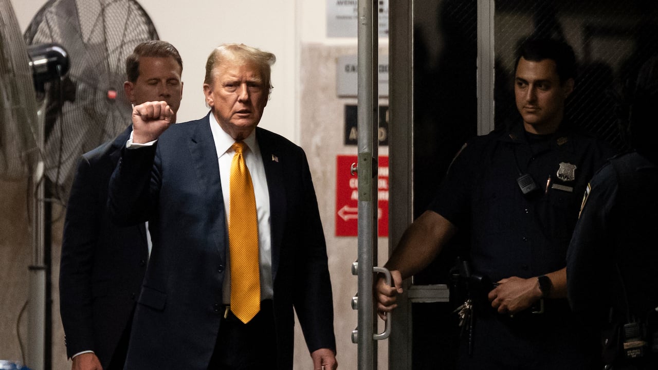 El expresidente estadounidense Donald Trump camina hacia la sala del tribunal penal de Manhattan en Nueva York, el miércoles 29 de mayo de 2024, en Nueva York.