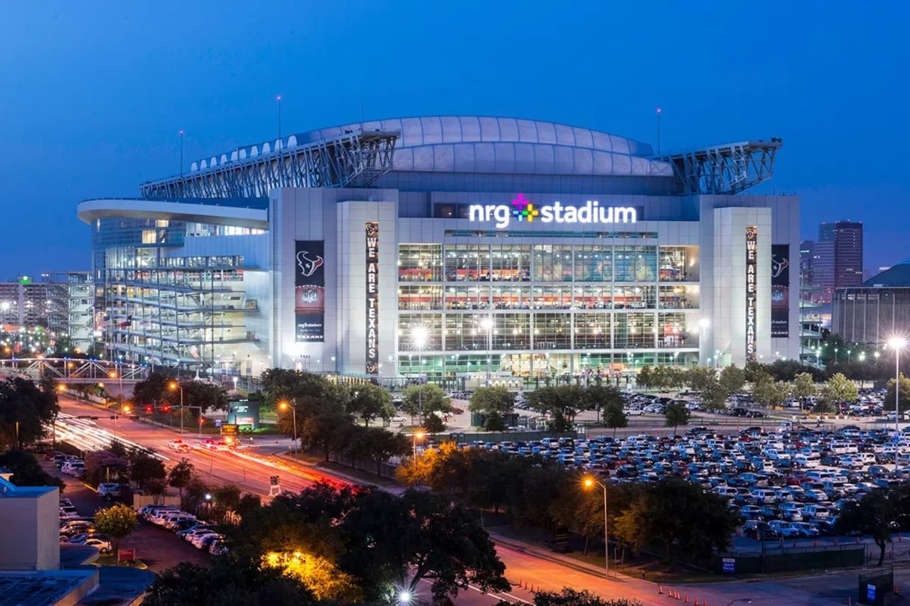Estadio NRG, está ubicado en Houston, Texas, y tiene capacidad para 72.200 personas.