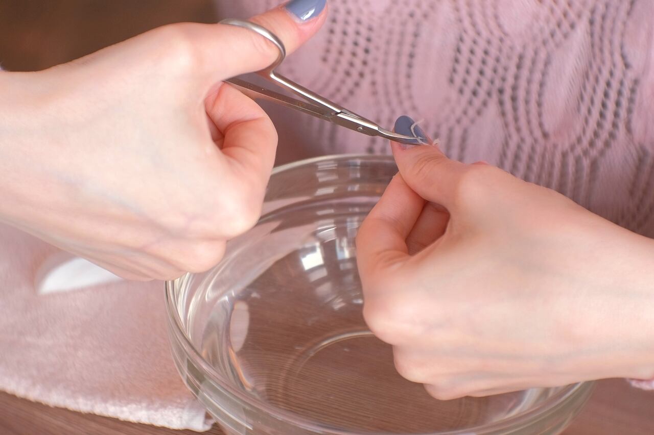 Elimine las cutículas sobrantes de sus uñas de forma indolora con este consejo probado por expertos.