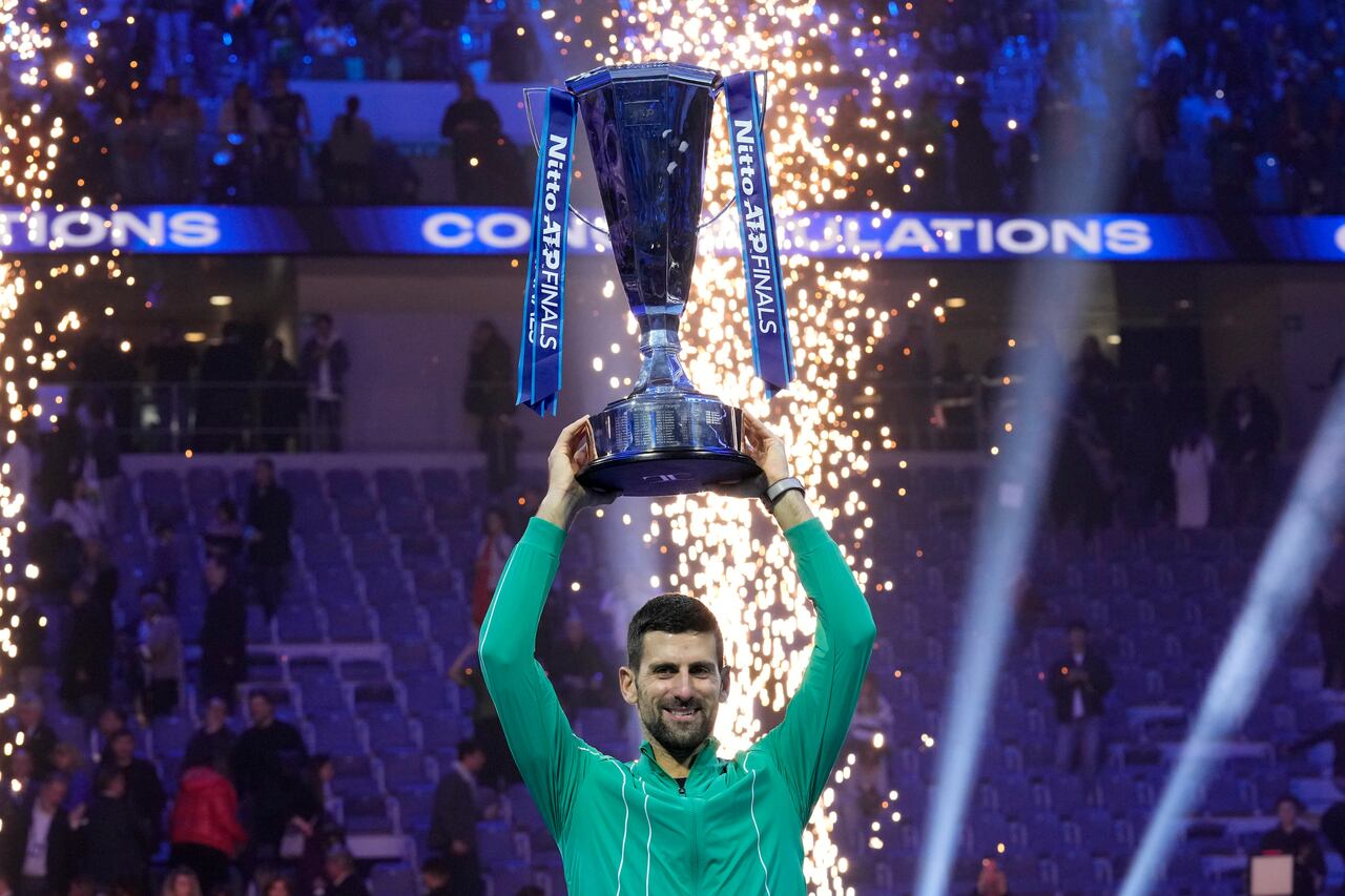 El serbio Novak Djokovic levanta el trofeo tras ganar la final individual de tenis de las Finales ATP World Tour en el Pala Alpitour, en Turín, Italia, el domingo 19 de noviembre de 2023. (Foto AP/Antonio Calanni)