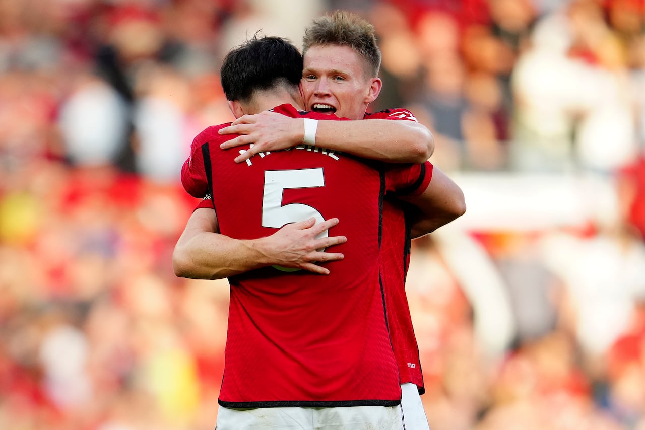 Jugadores del Manchester United celebrando la victoria de su equipo sobre el Brentford.