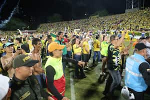 Miles de hinchas del Bucaramanga invadieron el campo de juego en el primer encuentro de la final de la Liga Betplay.