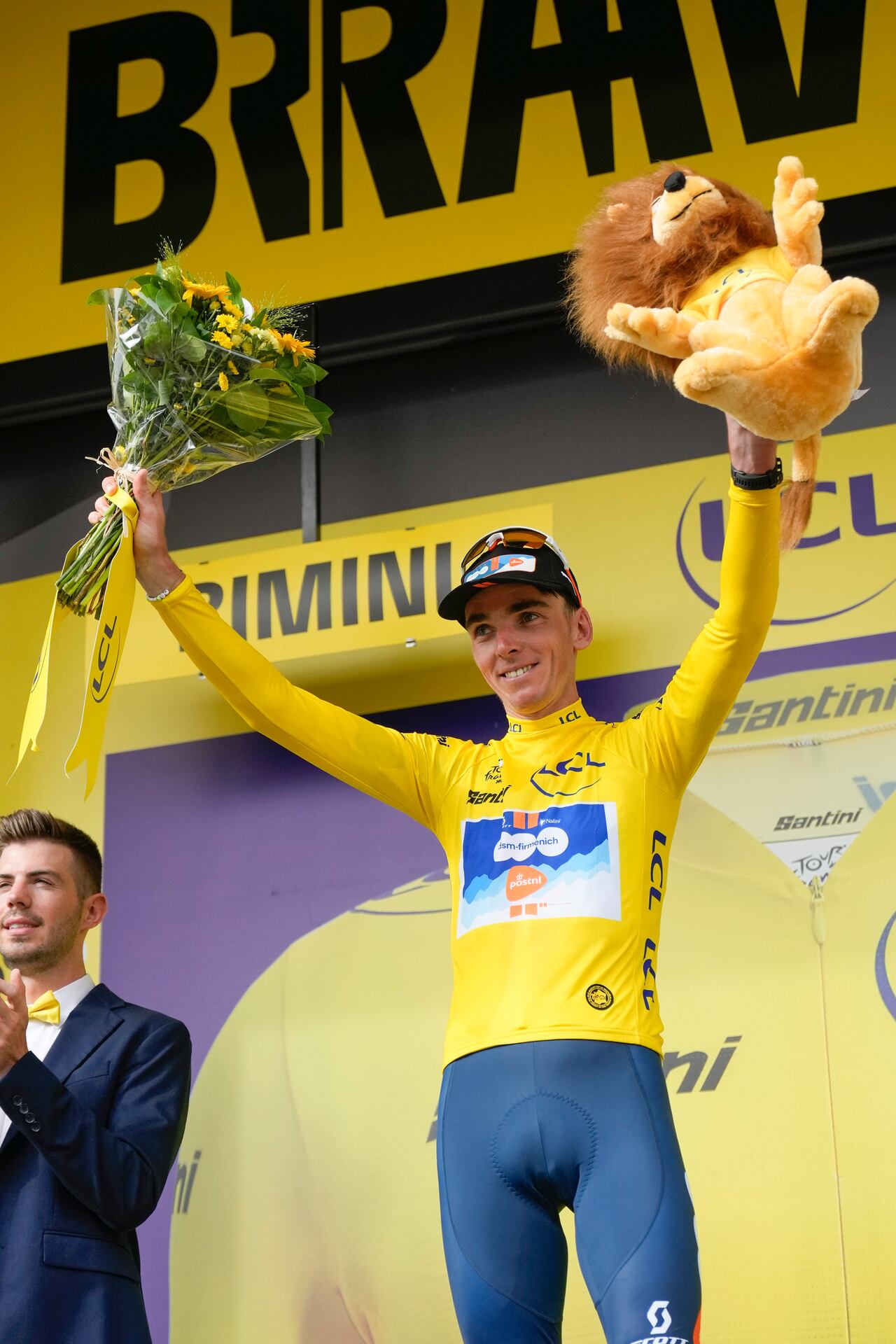 Sonríe Bardet con 'la amarilla' que lo distingue como el primer líder del Tour de Francia 2024.