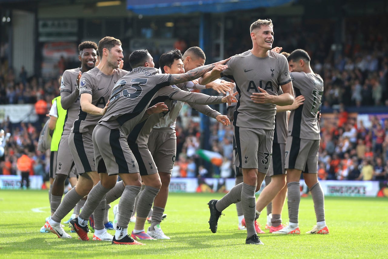Tottenham celebrando una victoria que lo deja como líder provisional de la Premier League.