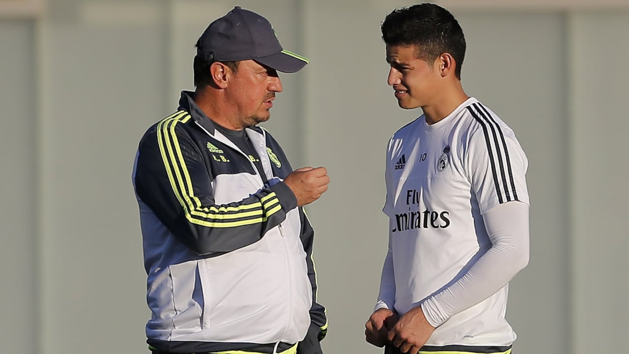 MADRID, SPAIN - NOVEMBER 19: Head coach Rafael Benitez (L) of Real Madrid talks to James Rodriguez during a training session at Valdebebas training ground on November 19, 2015 in Madrid, Spain. (Photo by Getty Images/Angel Martinez/Real Madrid)