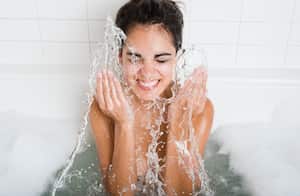 Lavar el rostro es indispensable para reducir el exceso de grasa en la piel de la cara.