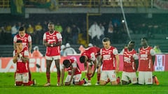 Jugadores de Santa Fe en la tanda de penales donde cayeron ante Bucaramanga.