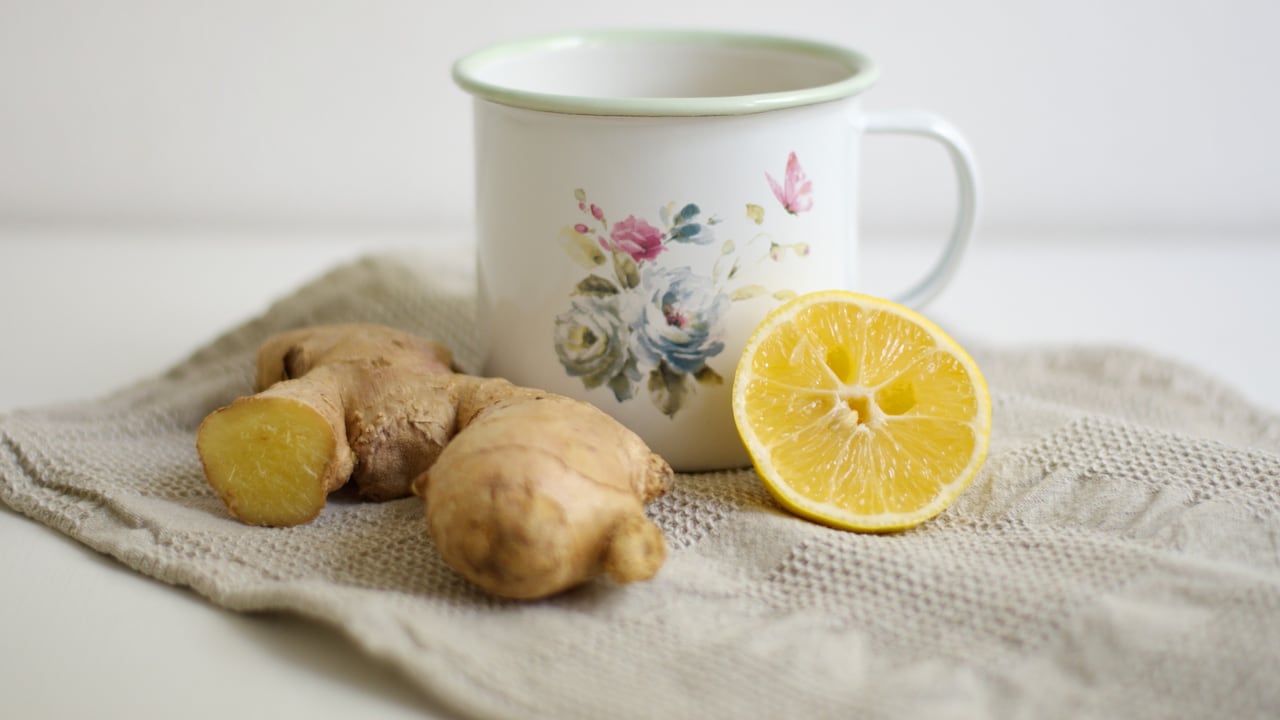 Además de ayudar con los resfriados, el té de jengibre con limón puede ayudar con la quema de grasa.