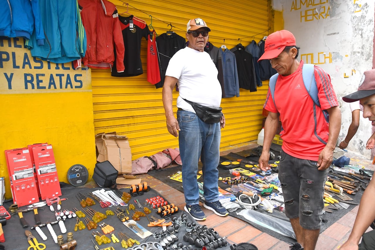 Olimpo Benavidez vende herramientas de ferretería en el mercado de las pulgas.