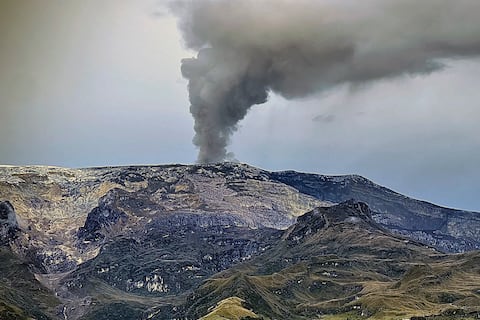El volcán Nevado del Ruiz continúa en nivel naranja ya que existe una probabilidad de que en días o semanas haga una erupción mayor a las que ha hecho en los últimos 10 años.