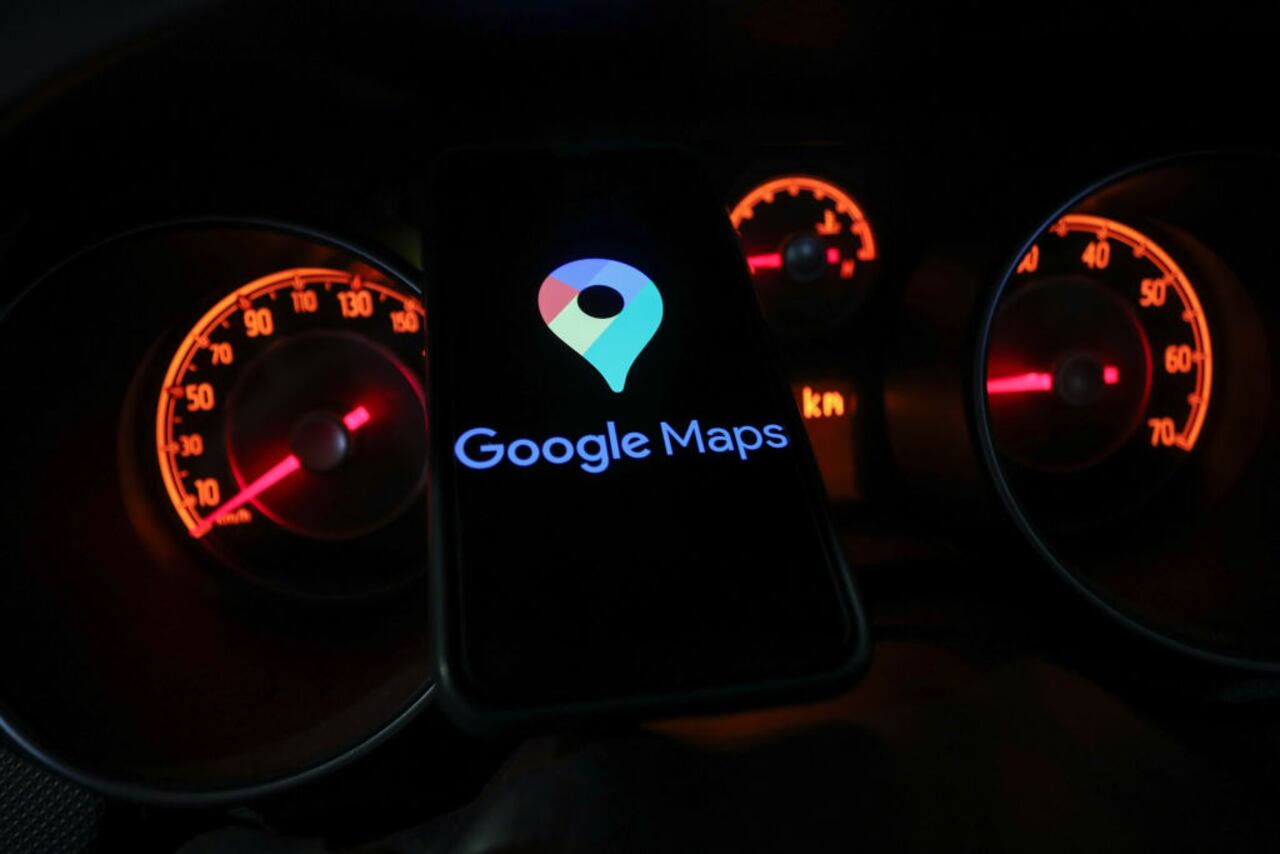Algunas de las diferencias clave entre Waze y Google Maps incluyen su enfoque en la navegación en tiempo real y la colaboración comunitaria.