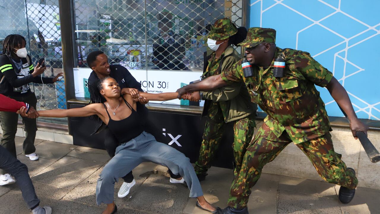 Agentes de la policía arrestan a una manifestante durante unas protestas contra el alza de impuestos propuesta en un proyecto de ley, en Nairobi, Kenia, el martes 18 de junio de 2024. (AP Foto/Andrew Kasuku)