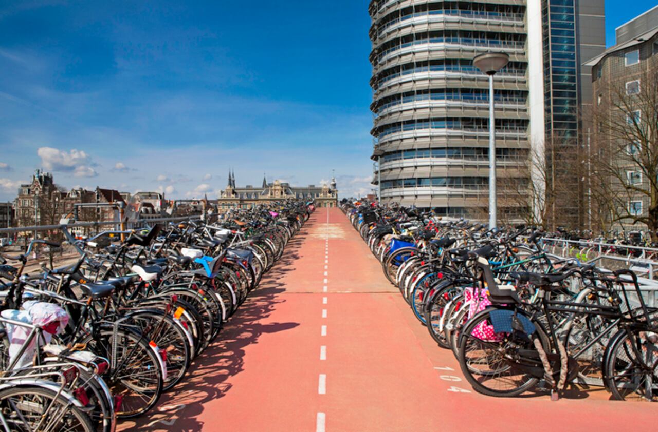 Bicicletas estacionadas en la Estación Central de Amsterdam