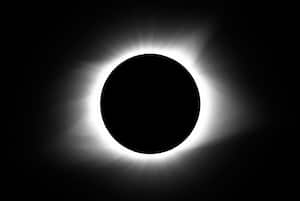 La luna cubre el sol durante un eclipse solar total, 21 de agosto de 2017, en Cerulean, Kentucky, Estados Unidos.