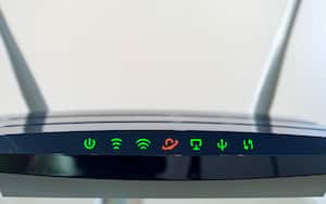 El router wifi tiene diversas luces de colores.