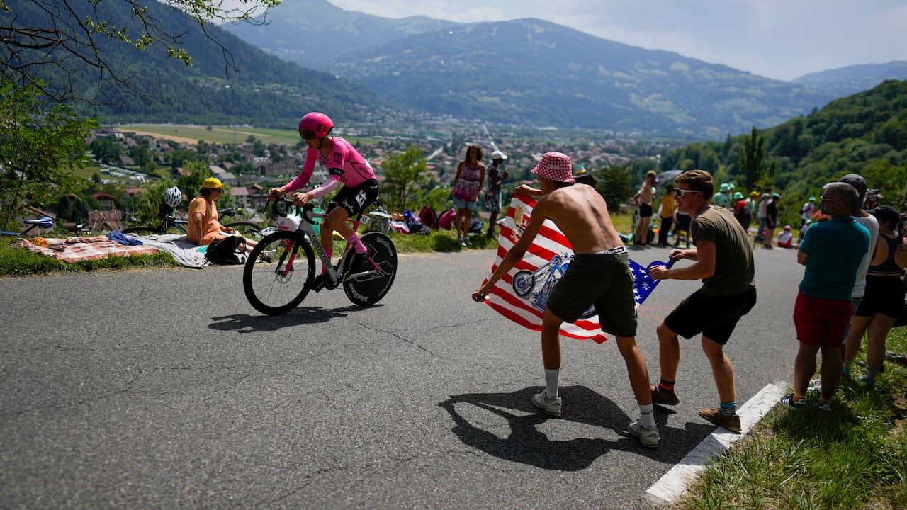 El estadounidense Neilson Powless monta durante la decimosexta etapa del Tour de Francia, una contrarreloj individual de 22,5 kilómetros (14 millas) con inicio en Passy y final en Combloux, Francia, el martes 18 de julio de 2023. (Foto AP /Thibault Camus)