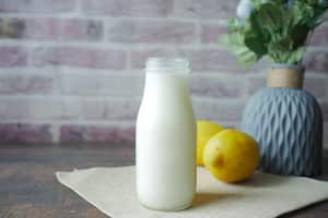 No necesita gastar una fortuna en salones de belleza. Aproveche los beneficios de la leche y el jugo de limón para mejorar la salud de sus uñas desde la comodidad de su hogar.