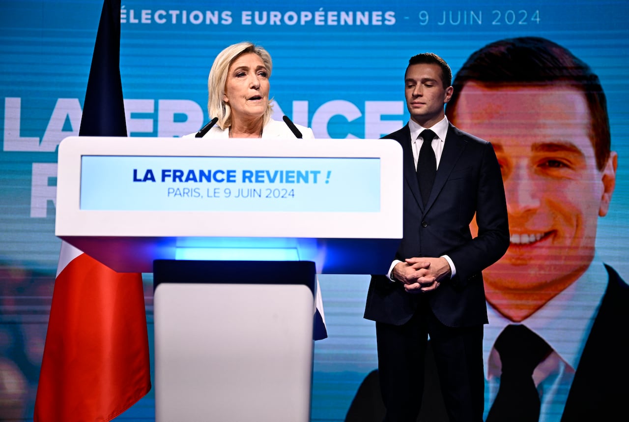 La líder del partido francés de extrema derecha Rassemblement National (RN), Marine Le Pen (izq.), se dirige a los activistas mientras el presidente del partido, Jordan Bardella, escucha después de que el presidente francés anunciara que convocará nuevas elecciones generales el 30 de junio.