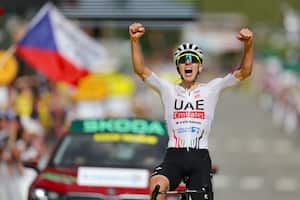 Tadej Pogacar celebrando su primera victoria en el Tour de Francia 2024