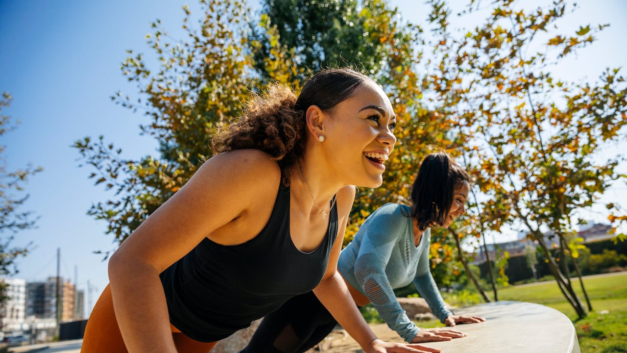 Mantener un estilo de vida saludable implica escoger adecuadamente la alimentación y realizar actividad física moderada.