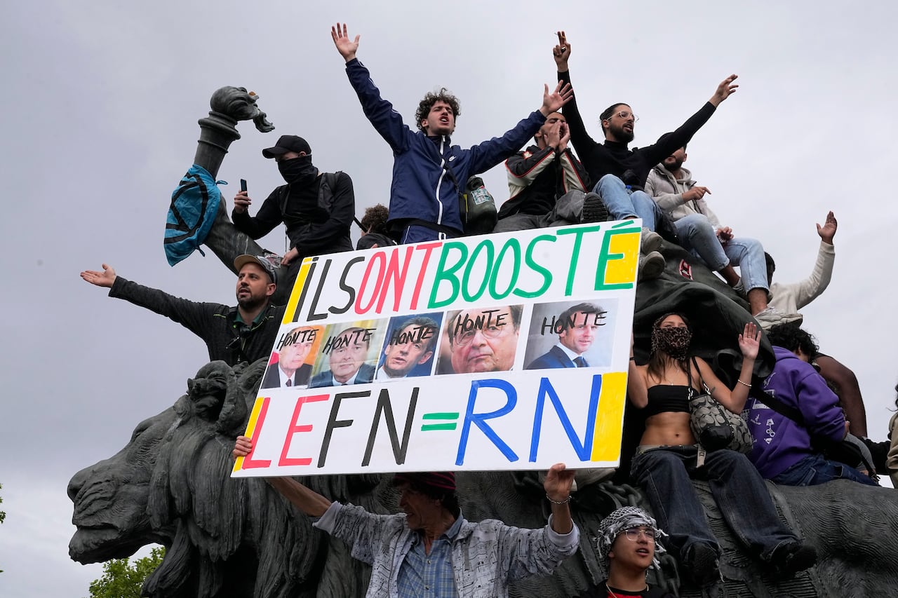 Una protesta contra la ultraderecha en París, el 15 de junio del 2024.   (Foto AP/Michel Euler)