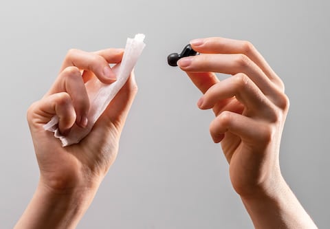 Evite daños innecesarios: métodos efectivos para limpiar y desinfectar auriculares.