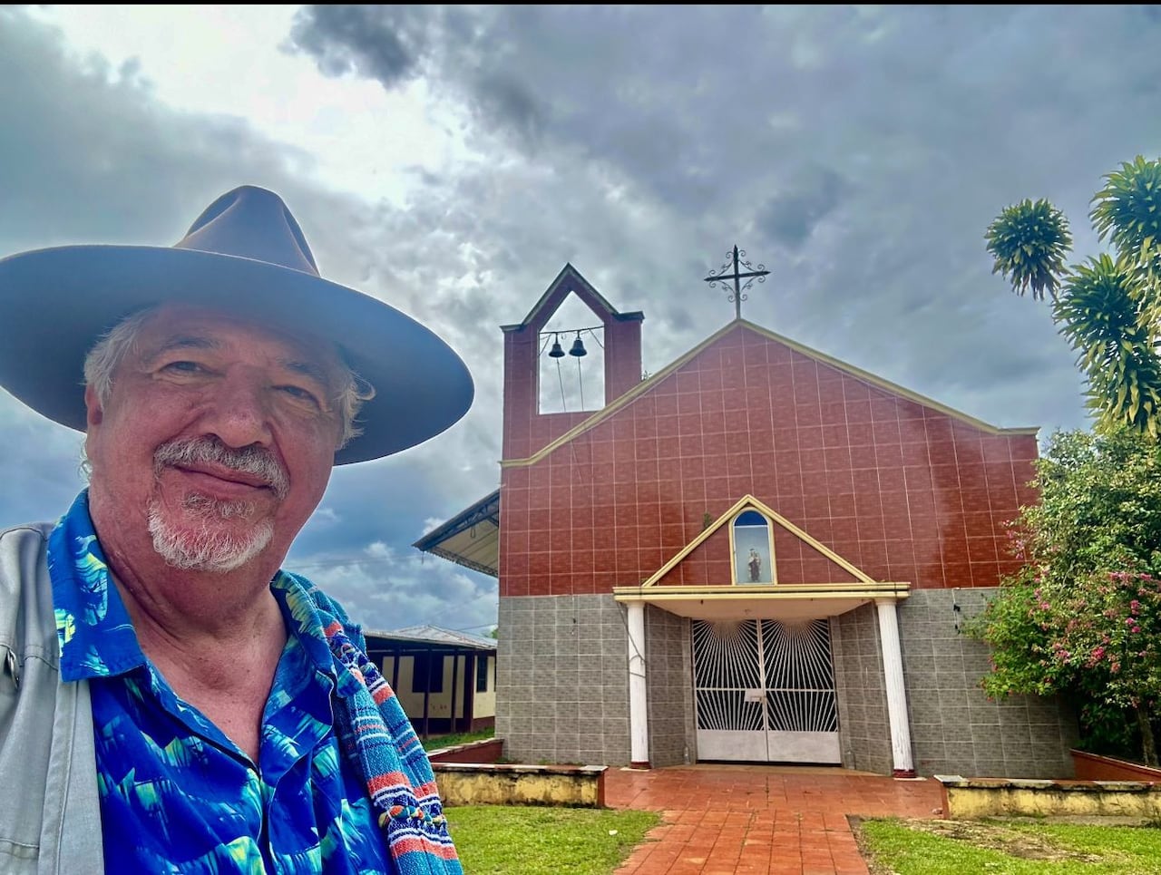 El profesor Diego Rosselli en la iglesia del municipio de Miraflores, en el departamento del Guaviare.