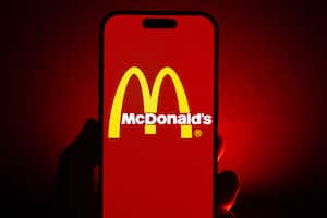 ANKARA, TURKIYE - 13 DE DICIEMBRE: En esta ilustración fotográfica, el logotipo de McDonald's se muestra en la pantalla de un teléfono móvil en Ankara, Turkiye, el 13 de diciembre de 2023. (Foto de Omer Taha Cetin/Anadolu vía Getty Images)