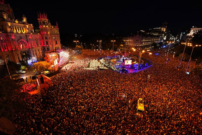Los aficionados de España se reúnen en la Plaza Cibeles de Madrid, esperando celebrar con los jugadores de la selección española de fútbol, ​​el 15 de julio de 2024, después de que España ganara la final de la UEFA Euro 2024 entre España e Inglaterra.  (Photo by OSCAR DEL POZO / AFP)